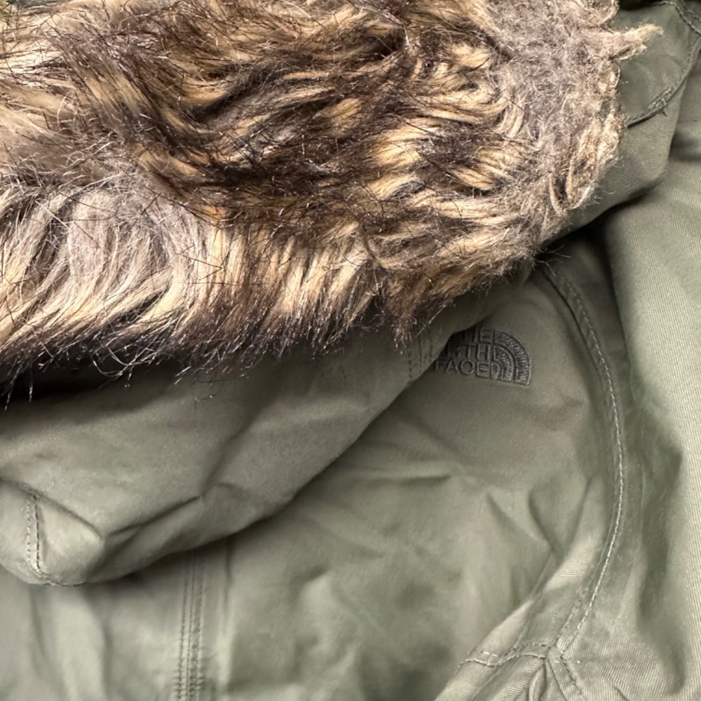 Women's North Face Parka - Olive Green - Size Medium - Super warm and cozy! - Picture 7 of 8